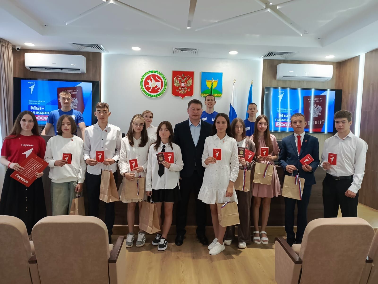 Вручили паспорта юным гражданам России