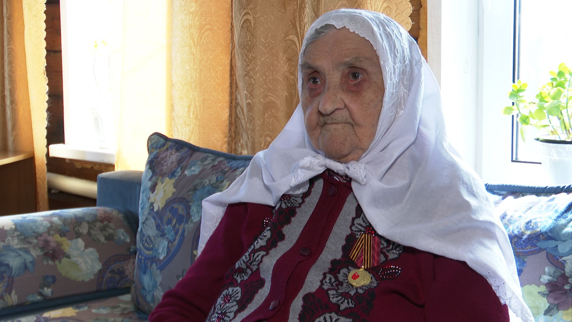 Вспоминает со слезами на глазах….