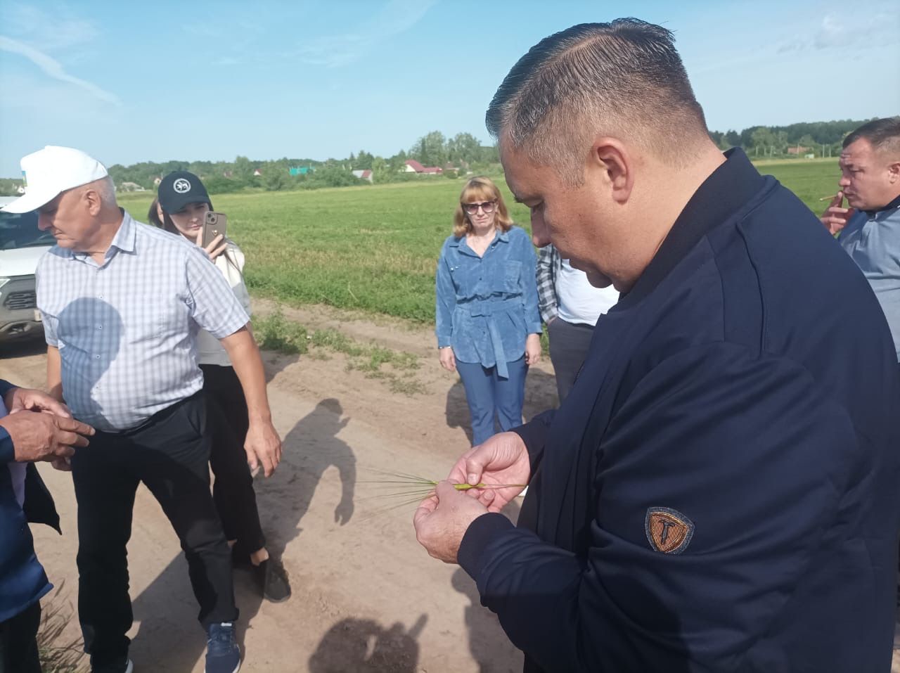 Глава Высокогорского района проверил готовность к уборочной кампании