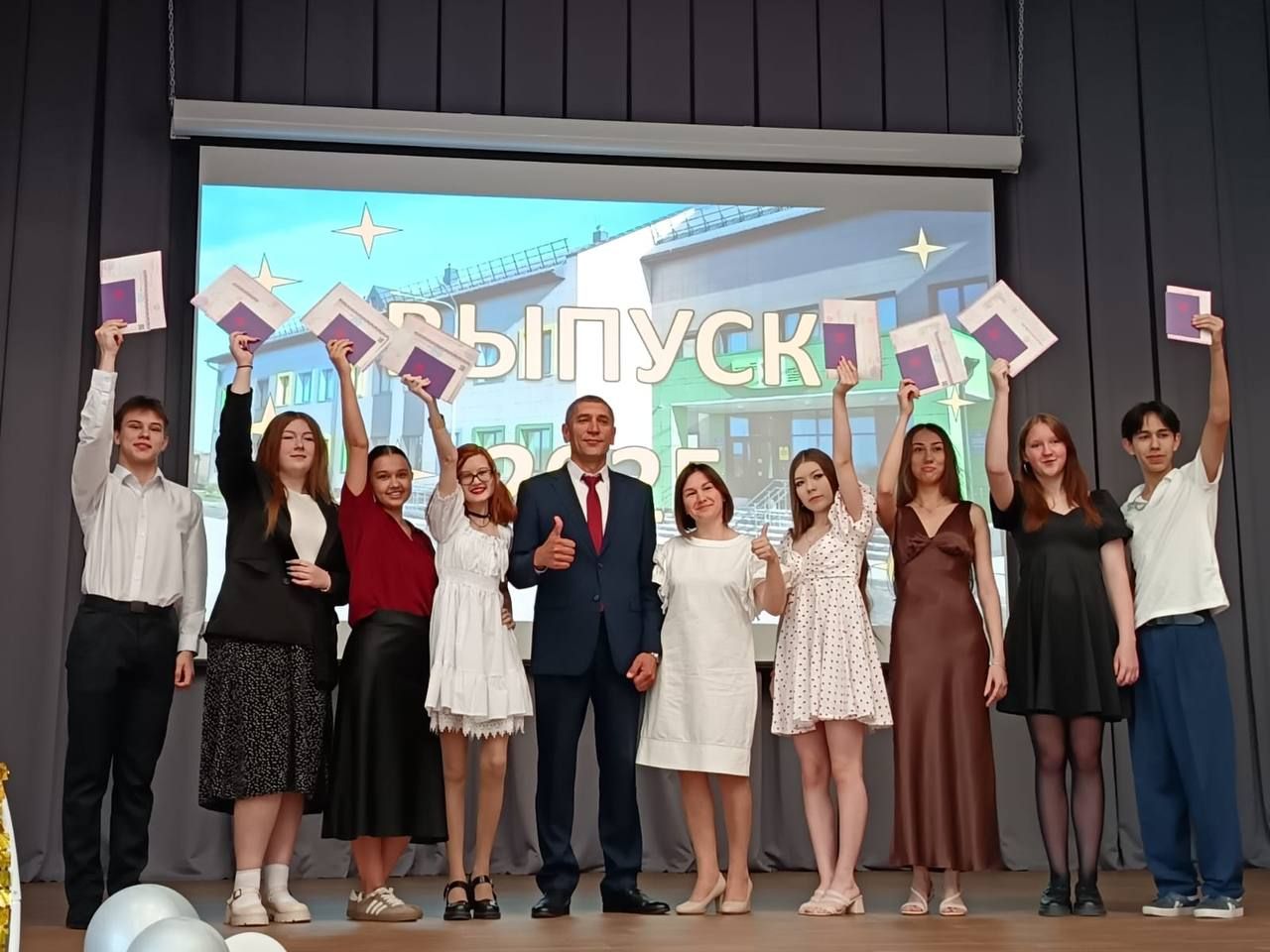 В Высокогорском районе отпраздновали выпуск 860 учеников
