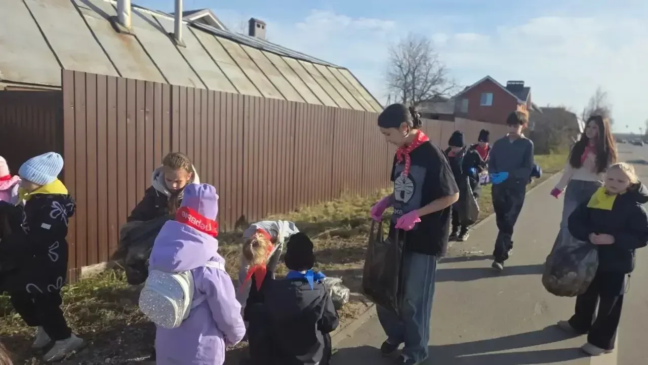 В Высокогорской школе №3 провели субботник по уборке двора