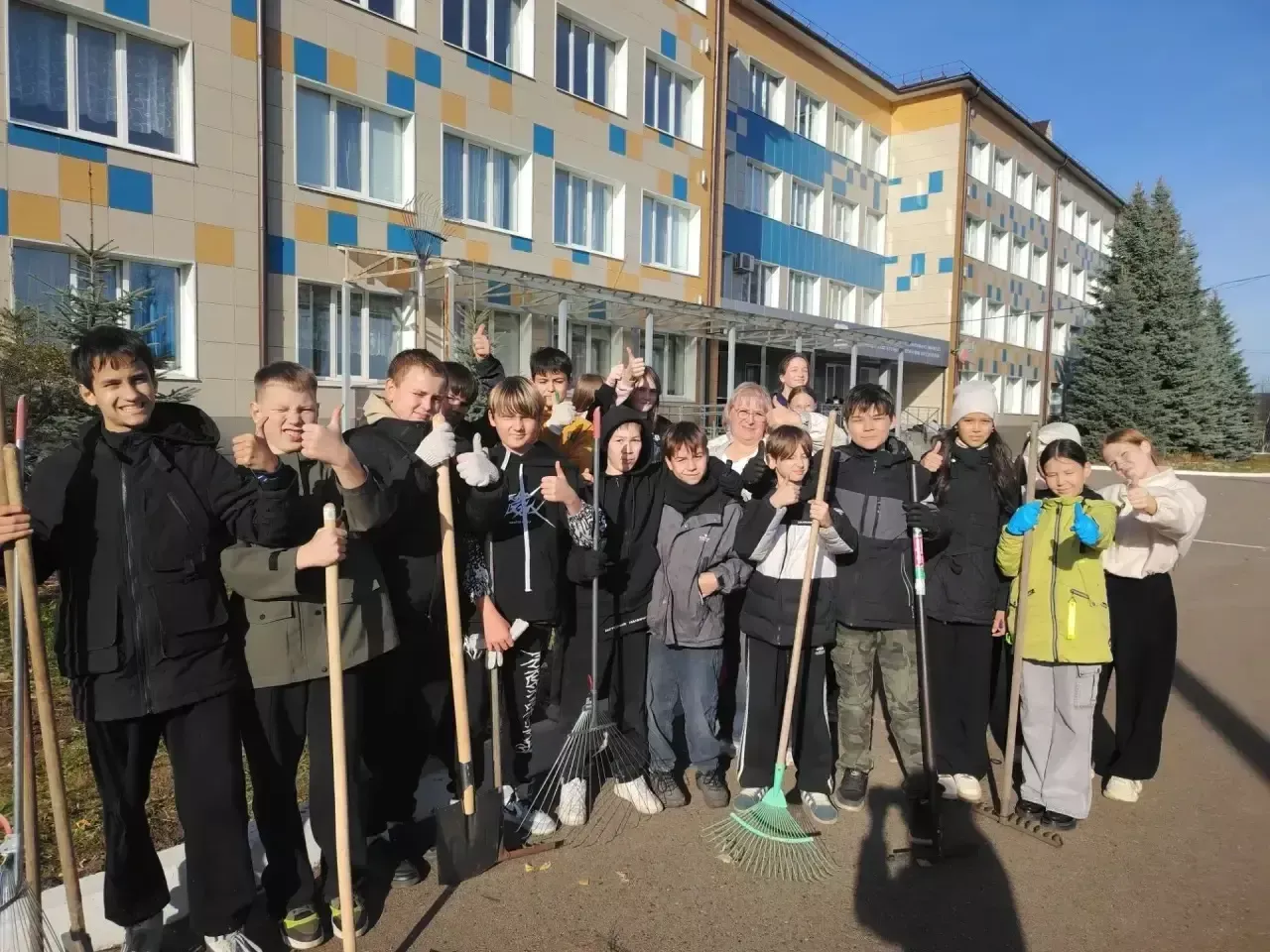 В Высокогорской школе №3 провели субботник по уборке двора
