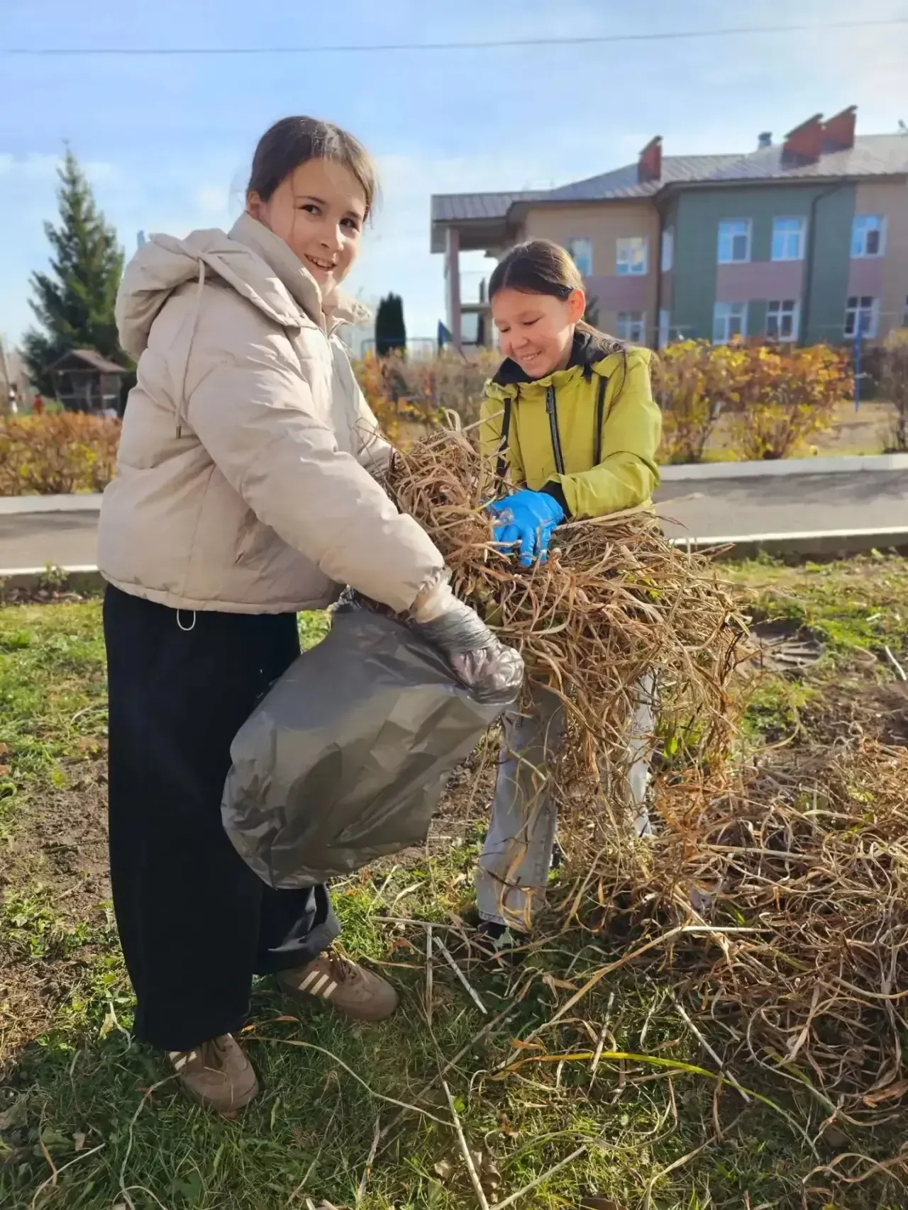 В Высокогорской школе №3 провели субботник по уборке двора