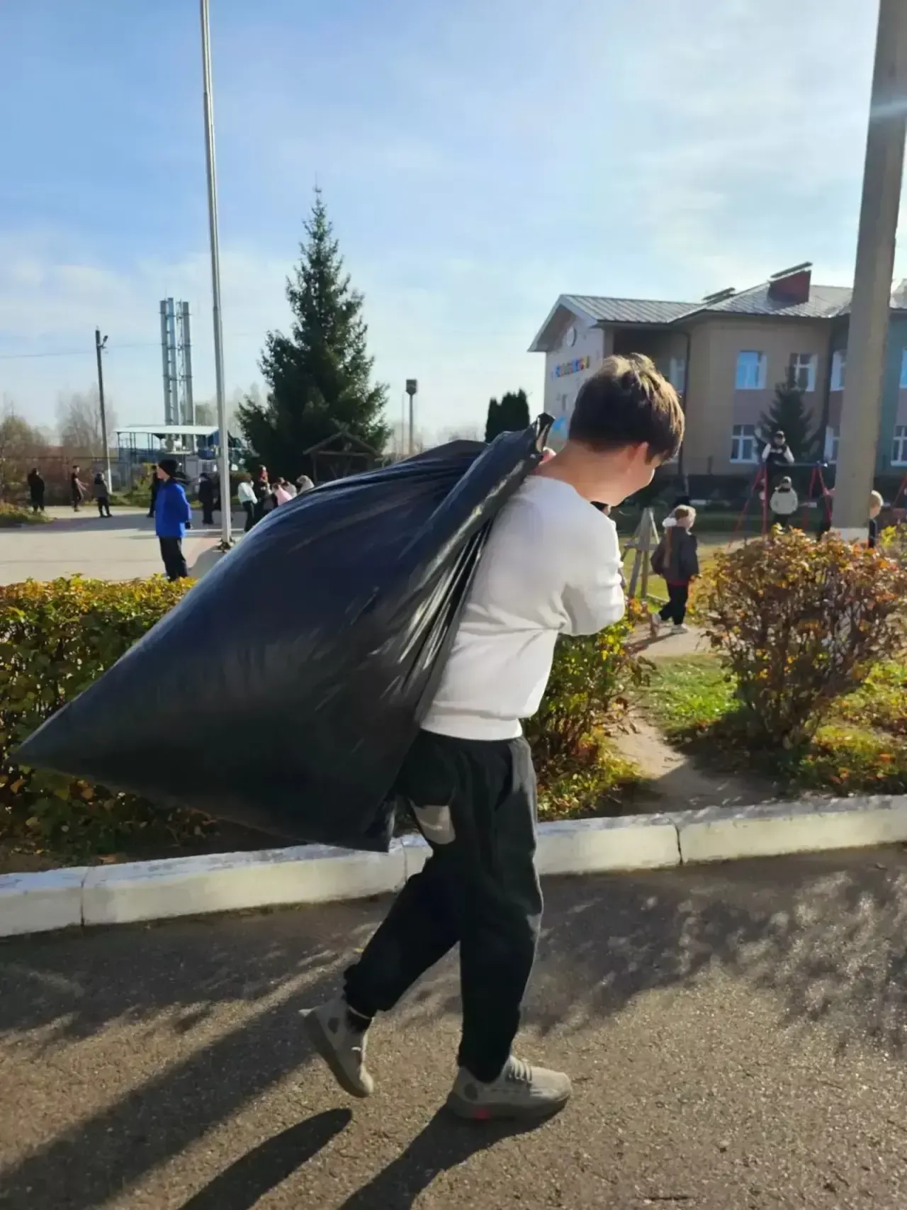 В Высокогорской школе №3 провели субботник по уборке двора