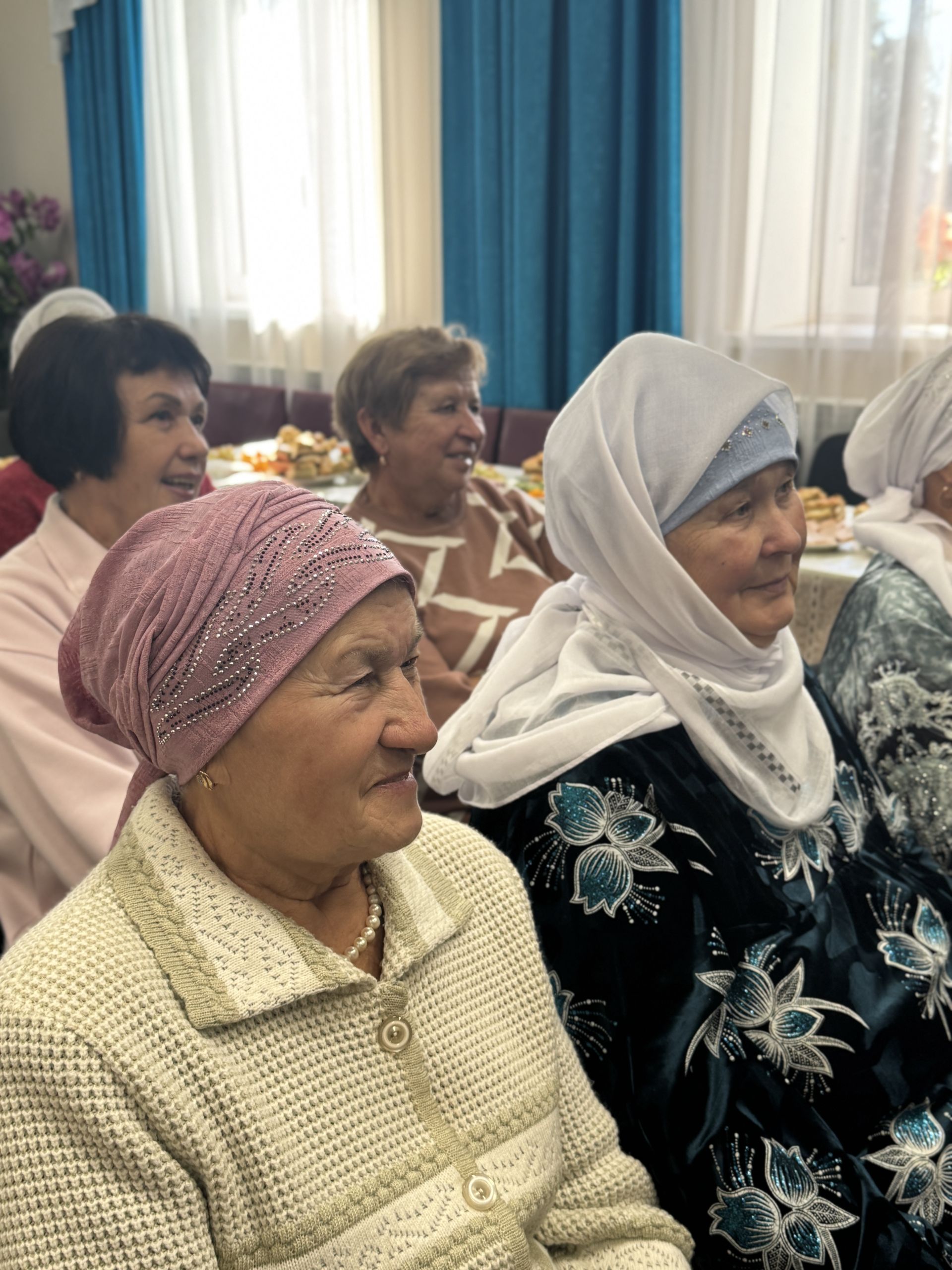 В Ташлы-Ковалинском Доме культуры проходит праздник ко Дню пожилого человека
