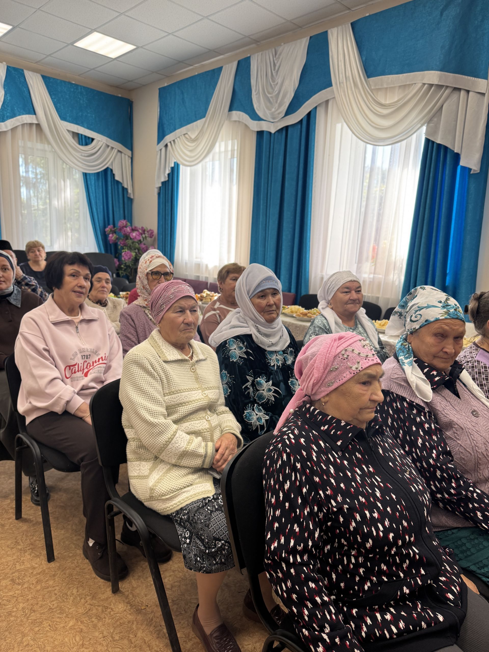 В Ташлы-Ковалинском Доме культуры проходит праздник ко Дню пожилого человека
