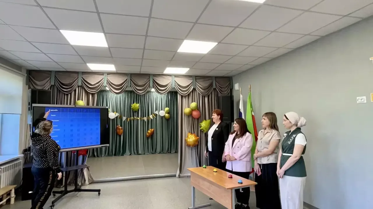 Чернышевский СДК поздравил учителей игрой и сладкими букетами