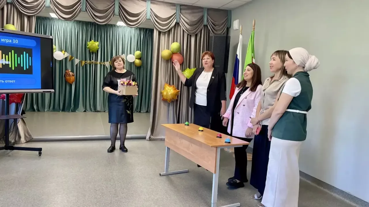 Чернышевский СДК поздравил учителей игрой и сладкими букетами