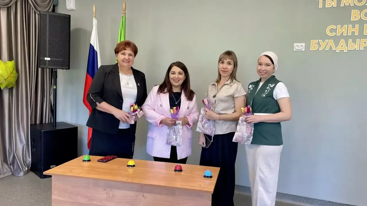 Чернышевский СДК поздравил учителей игрой и сладкими букетами