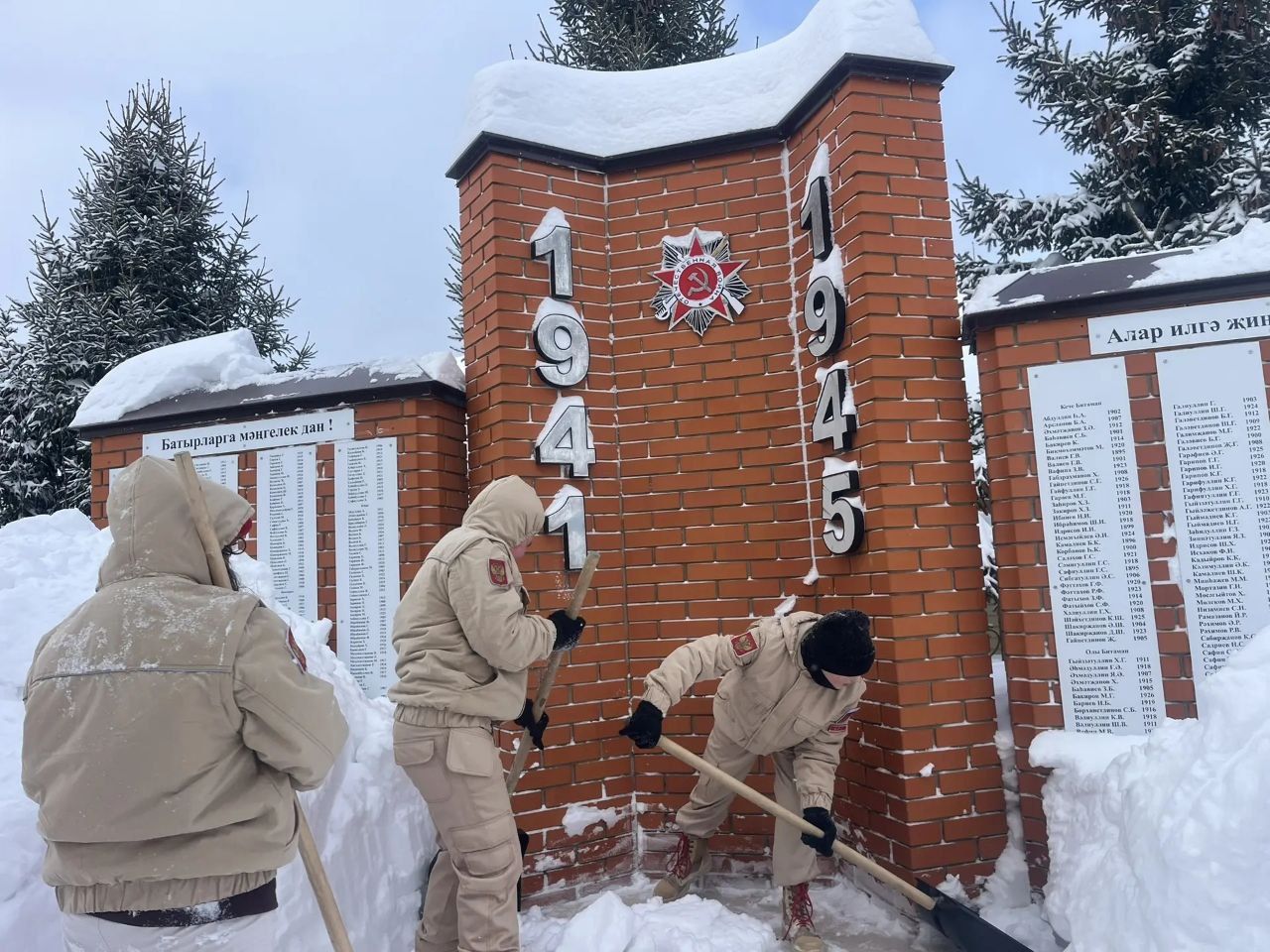 Юнармейцы «Мираса» привели в порядок памятник ко Дню защитника Отечества