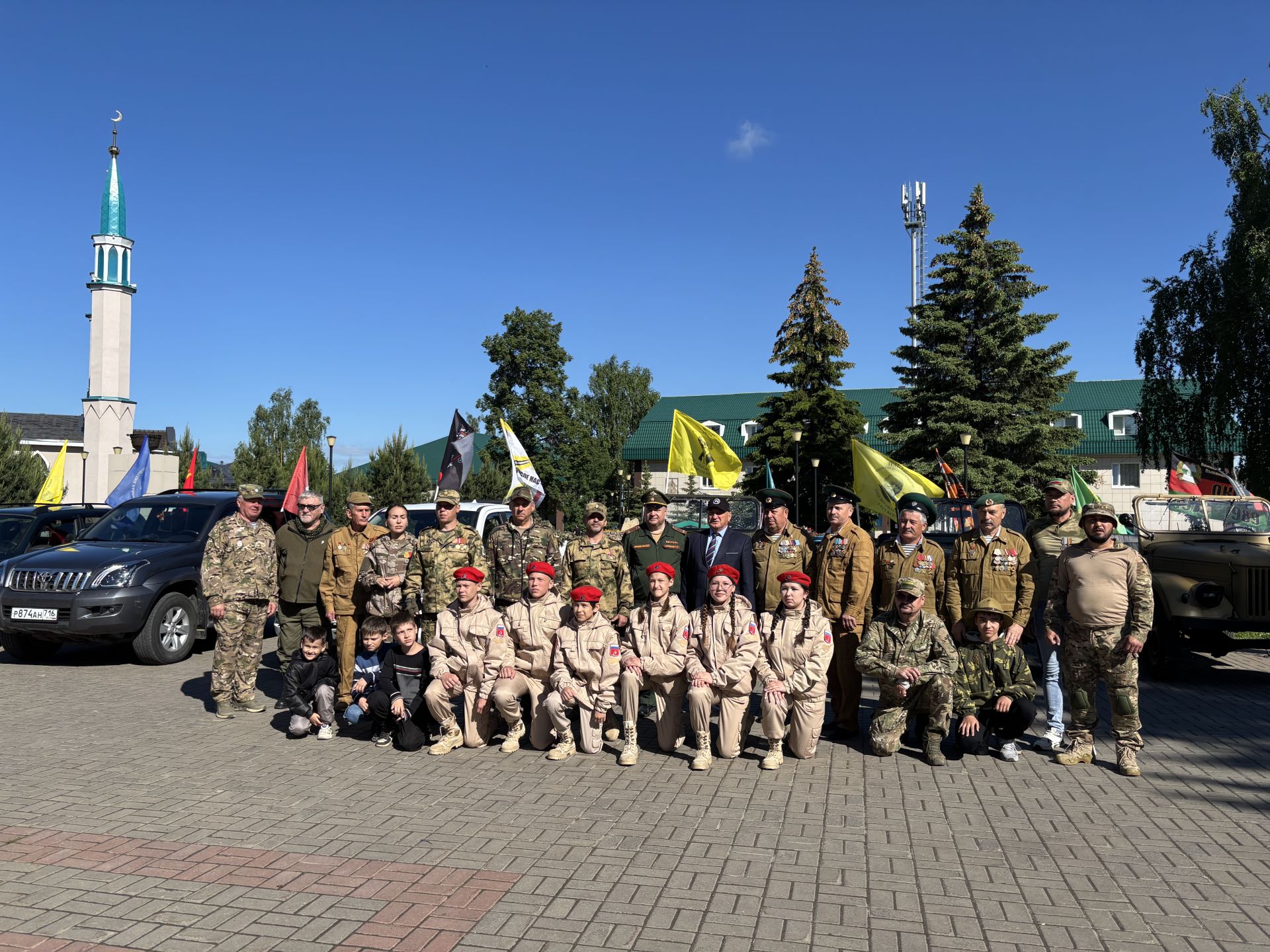 В Высокогорском районе прошел автопробег ретроавтомобилей с ветеранами (фото)
