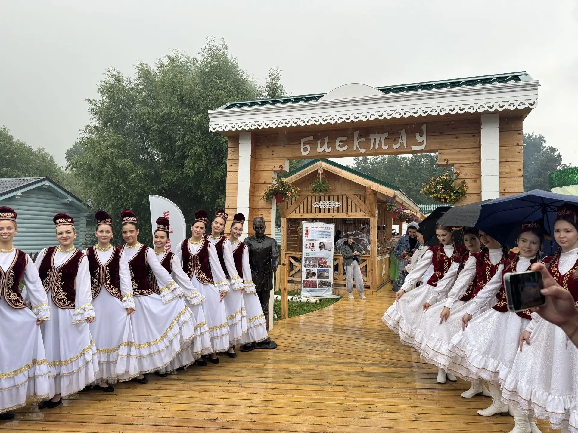 Дождь Сабантую не помеха! В Мирном кипит праздник