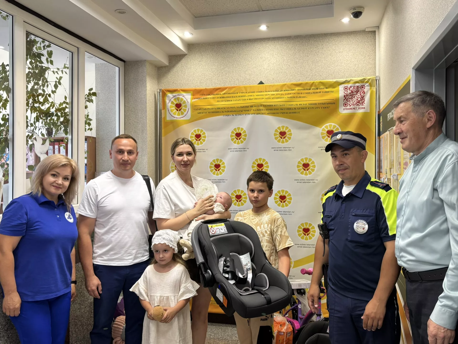 Многодетным семьям Высокогорского района подарили автолюльки для детей