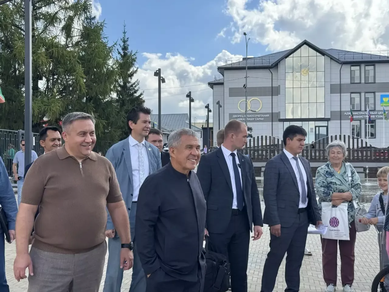Рустам Минниханов посетил обновленные социальные объекты в Высокогорском районе
