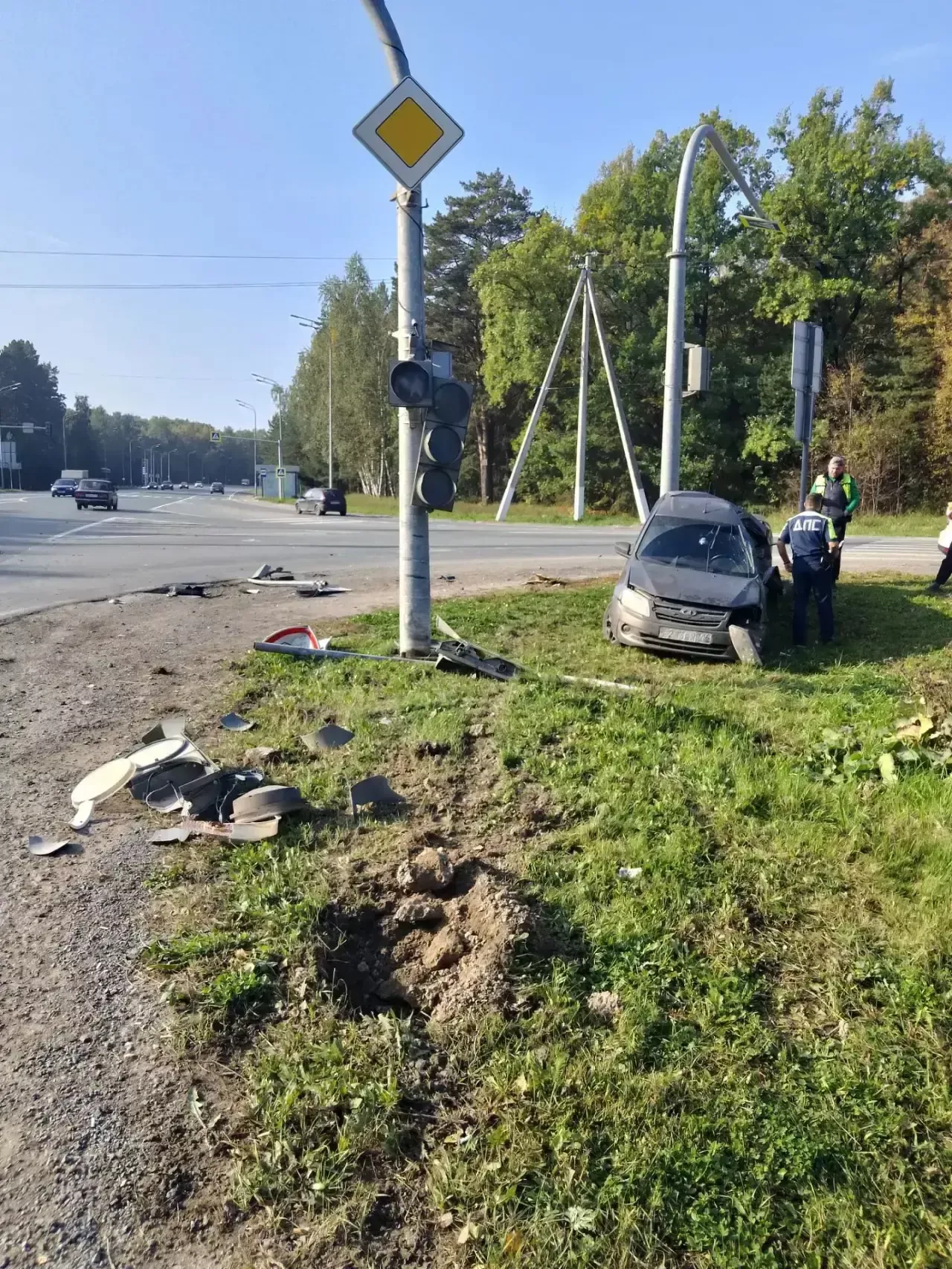 В Высокогорском районе автомобиль наехал на знак и опору