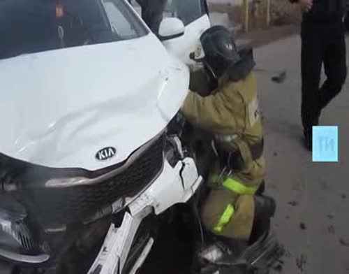При лобовом столкновении авто в Высокогорском районе пострадала женщина за рулем (+ФОТО, ВИДЕО)
