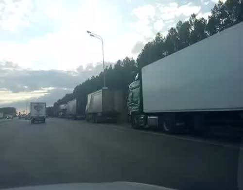 По константиновской дороге в сторону Казани стоят дальнобойщики (+ВИДЕО)