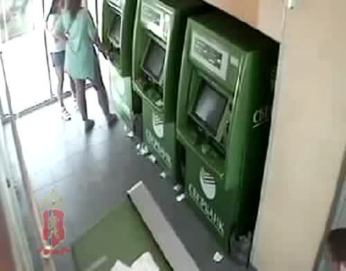 Мужчина разгромил топором четыре банкомата  (+ВИДЕО)
