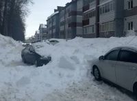 Сход снега повредил автомобили