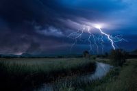 МЧС напомнило, как вести себя при грозе