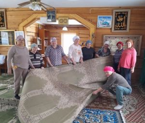 К Ураза - Байрам  готовы: участницы «Ак калфак» приводят в порядок мечеть