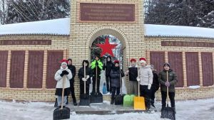 Юнармейцы Мемдельской школы очистили памятник героям войны