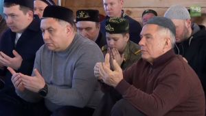 Минниханов совершил праздничный намаз в селе Айбаш