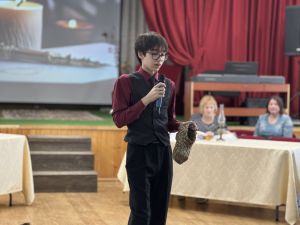 Как лапти внимание зала приковали