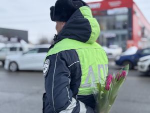 Акция «Цветы для автоледи» подарила праздник женщинам-водителям