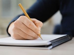 День левшей расскажет о людях с необычной особенностью