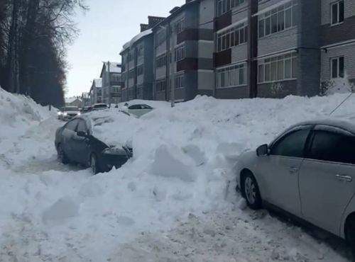 Сход снега повредил автомобили