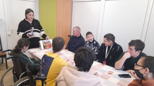 Патриотическое занятие провели для участников группы дневного пребывания в центре «Эмет»