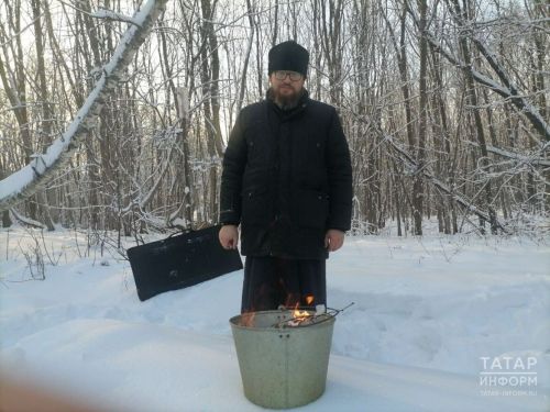 «Это язычество»: священник срезал и сжег ленты на Анисьиных грядках в Высокогорском районе