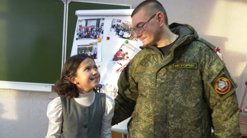 «Я не ожидал»: боец СВО сделал новогодний сюрприз для школьницы
