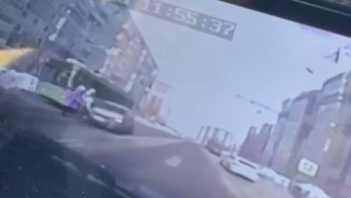 В Казани несущийся на скорости автомобиль сбил школьниц, идущих «по зебре»