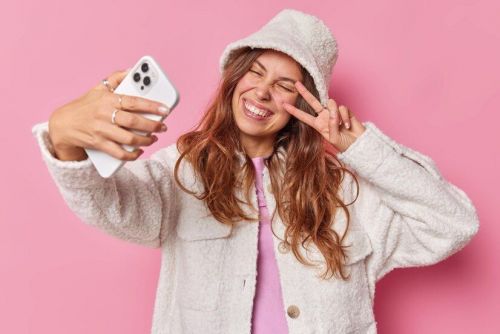 Психологи выяснили, что женщины публикуют селфи для создания образа опасной личности