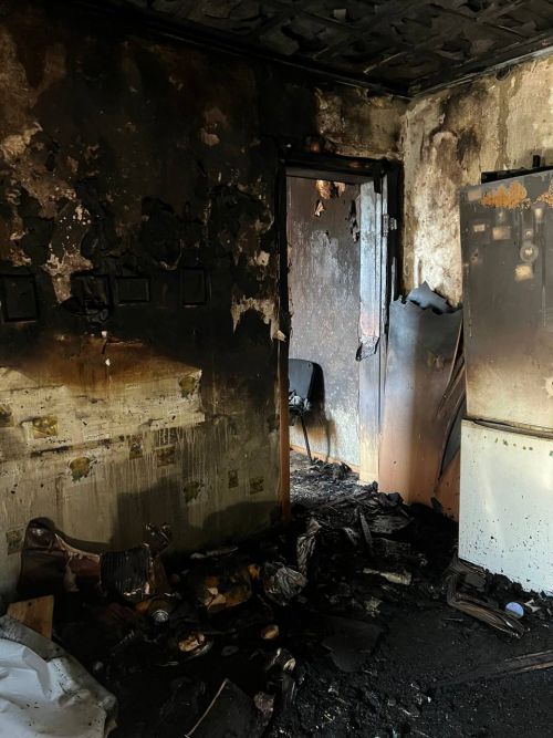 «Вот это когда-то было кухней»: хозяин сгоревшего дома в Пановке показал, что осталось от жилища