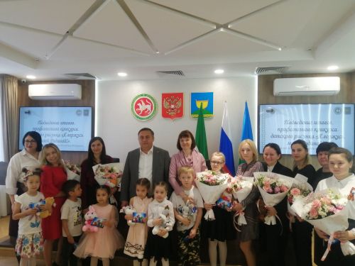 В исполкоме поздравили победителей конкурса детского рисунка