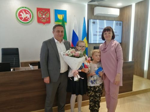 В исполкоме поздравили победителей конкурса детского рисунка