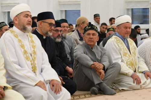 Минниханов принял участие в праздничном намазе в честь Курбан-байрама