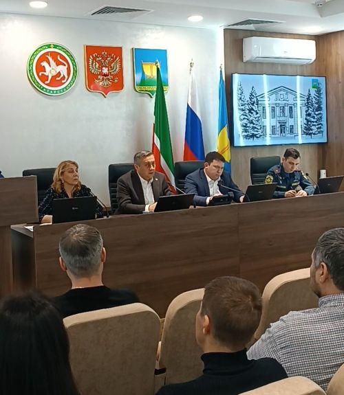 Сегодня в Высокогорском районе РТ прошло заседание комиссии по чрезвычайным ситуациям, посвященное проверке готовности экстренных служб к проведению новогодних мероприятий