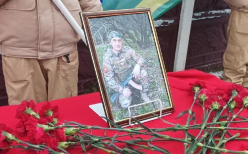 В Пановке открыли мемориальную доску в память о погибшем в зоне СВО Алексее Золотареве