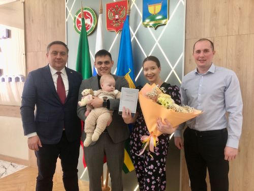 В Высокогорском районе молодой семье вручили сертификат на приобретение жилья