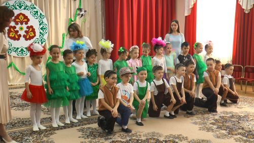 «Бәләкәч» балалар бакчасында тәрбияләнүчеләр әниләрен һәм әбиләрен Халыкара хатын-кызлар көне белән котлады