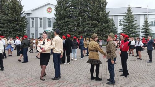 Сегодня на «Аллее славы» Высокогорского района прошла Всероссийская патриотическая акция «Вальс Победы»