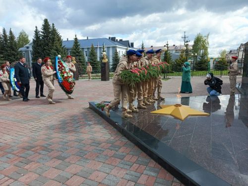 На «Алле Героев»» в Высокогорском районе состоялось возложение цветов и венков к стеллам и памятникам