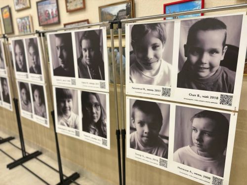 Фотовыставка «Ищу семью»: 64 портрета детей-сирот в краеведческом музее