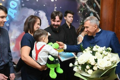 Рустам Минниханов: многодетные семьи Татарстана получат микроавтобусы