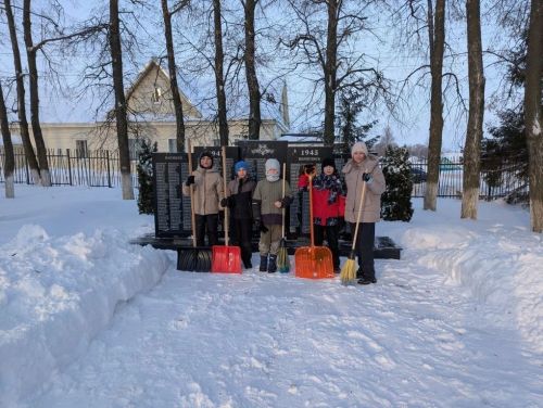 Юнармейцы и «Первые» из Дубъязской школы очистили памятники от снега