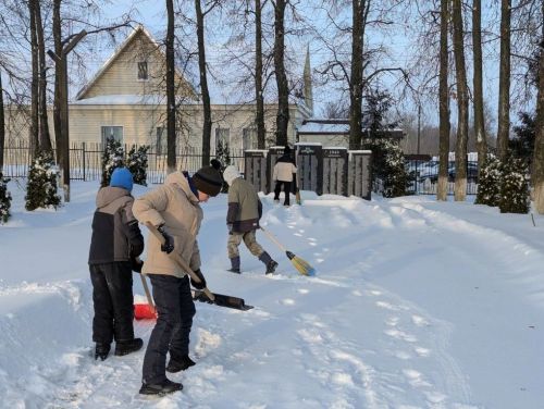 Юнармейцы и «Первые» из Дубъязской школы очистили памятники от снега